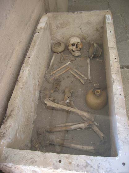 Sarcophagus of the Middle Corinth Period with an oinochoe by the Dodwell Painter 590-570 BC